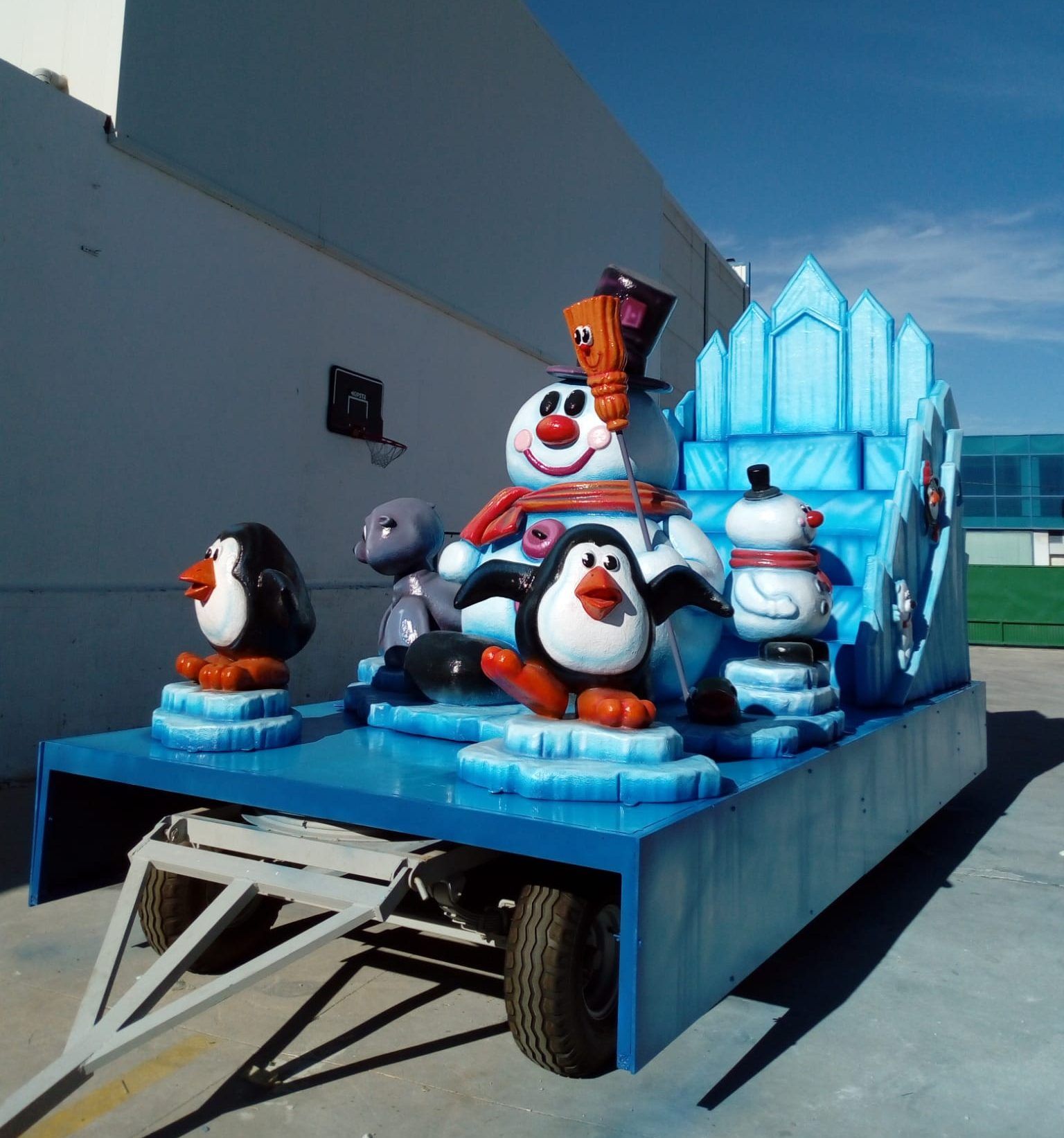 Carroza navideña con muñeco de nieve- alquiler y venta de carrozas Málaga Carroza navideña con muñeco de nieve- alquiler y venta de carrozas Málaga