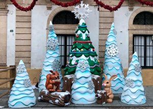 Decoración de Navidad con árboles de poliespán