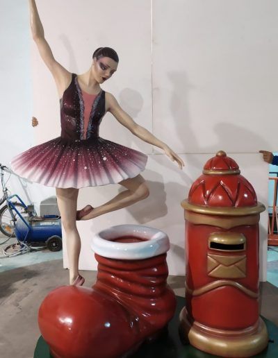 Buzón de porexpan para los reyes magos con decoración navideña