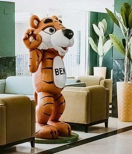 Tigre-Benny-en-la-recepción-del-Hotel-Benalmádena-Palace