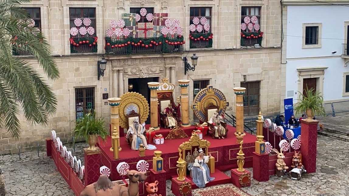 Decoración navideña y tronos para Reyes Magos Decoración navideña y tronos para Reyes Magos