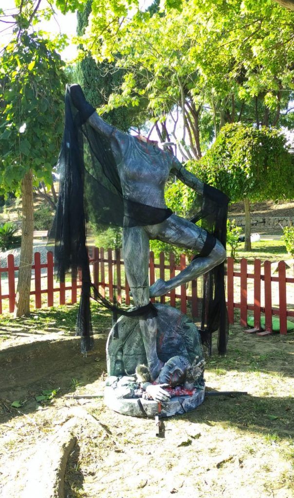Escultura de Bailrina tétrica del cementerio viviente
