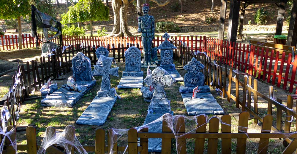 Decorados de Halloween para el Parque Embrujado de Marbella Tumbas y estatuas en el cementario viviente para los decorados de Halloween del Parque Embrujado de Marbella