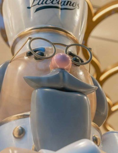 Detalles de la figura del maestro heladero de Lucciano's