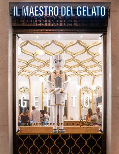 Escaparate iluminado de la heladería Lucciano's de Málaga