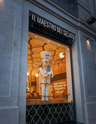 Figura del maestro heladero de Lucciano's en escaparate