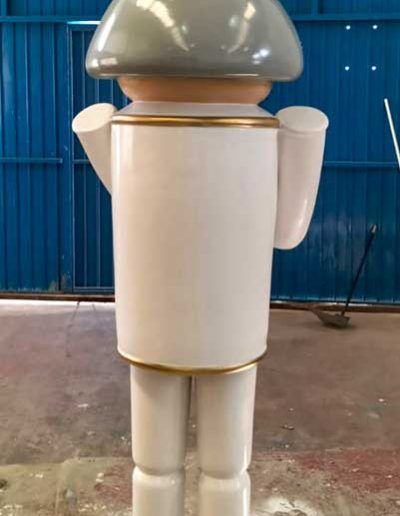Proceso de pintura por detrás de la figura del heladero de fibra y poliurea
