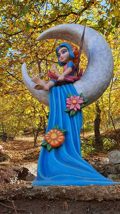 Hada sobre luna en el bosque encantado de Parauta Hada sobre luna en el bosque encantado de Parauta