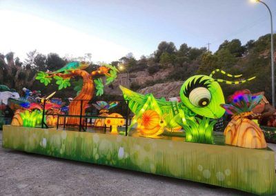 Carroza de seda y luz con figuras en movimiento